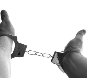 Des mains menottées, par quelqu'un ou quelque chose symbolisent le manque de liberté