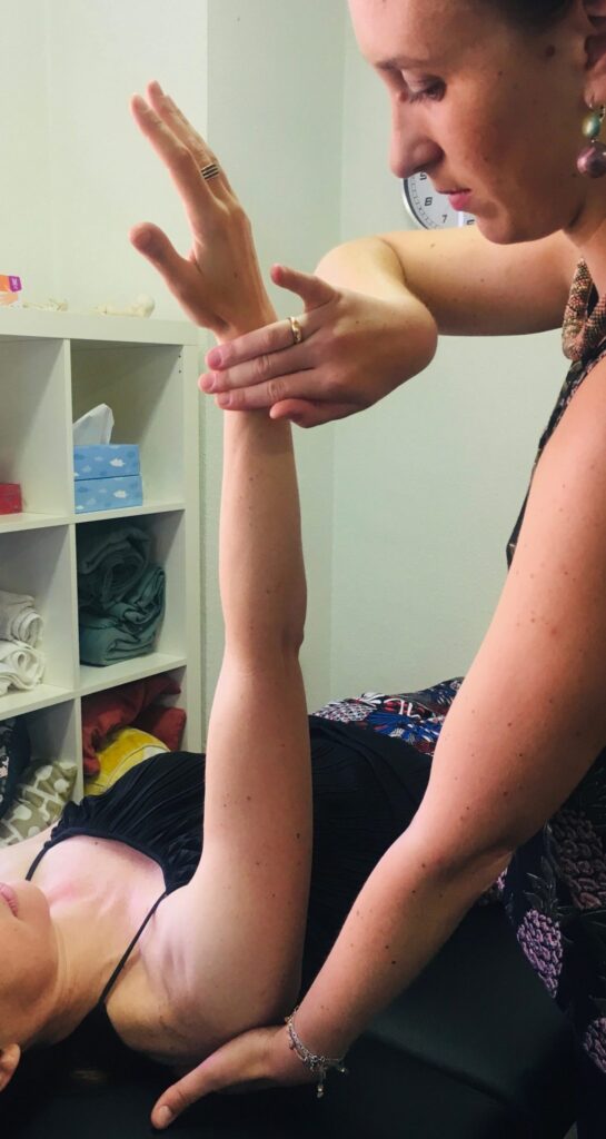 Test musculaire utilisant un des muscles de la roue musculaire, méridien du foie en touch for health