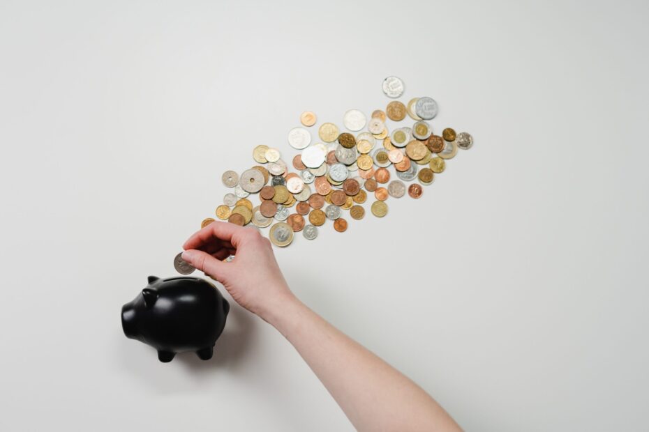 Une tirelire et ses pièces de monnaie symbolisent les économies faites grâce aux mutuelles prenant en charge la kinesiologie
