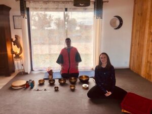 Les deux intervenants de l'atelier, assis en tailleur, pour l'atelier yoga