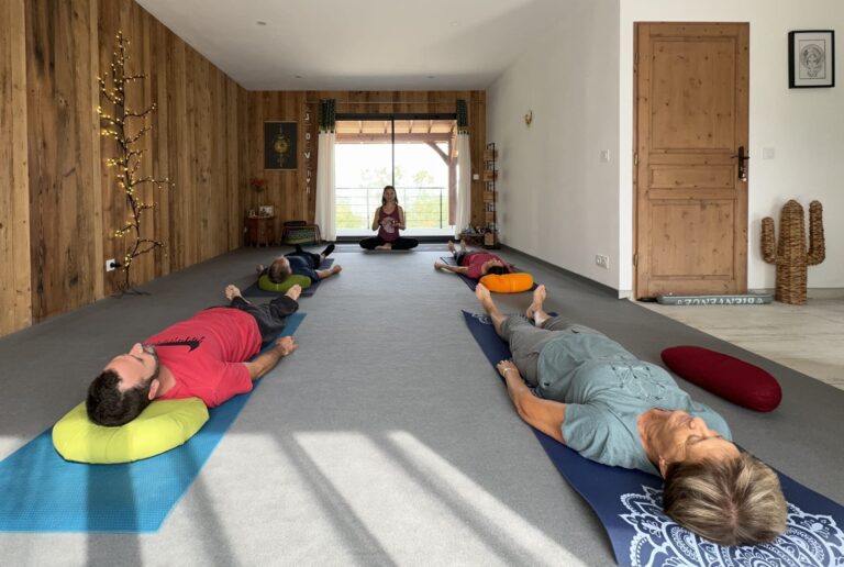Cours de yoga collectif, petite salle lumineuse, vue sur les bois, groupe restreint, détente et bien-être